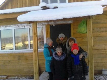 Новый дом после пожара помог построить в Манзурке многодетной семье Сергей Брилка
